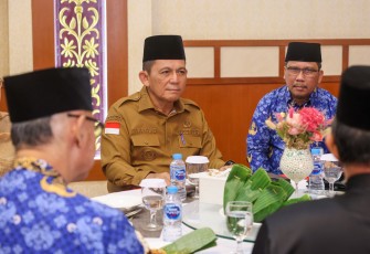 Gubernur Ansar saat Silaturahmi dengan Ketua LAM Kepri beserta jajaran di Gedung Daerah, Senin (17/2). 