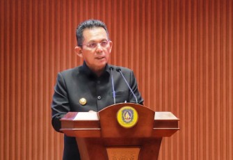 Gubernur Ansar Ahmad dalam Rapat Paripurna DPRD Kepri di Ruang Sidang Utama Kantor DPRD Kepri, Dompak, Senin (4/8/2025).