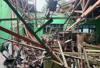 Gudang tempat penyimpanan barang SMP Muhammadiyah Kedungtuban yang atapnya ambrol.