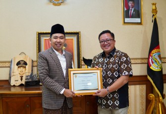 Bupati Fawait Dapat Penghargaan