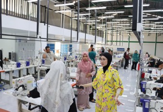 Ketua Dekranasda (Dewan Kerajinan Nasional Daerah) Bintan, Hafizha Rahmadhani saat Kunjungi Gedung Baru Sentra Fashion