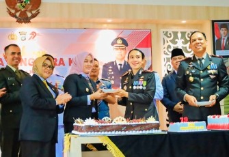 Wakil Bupati Bintan, Deby Maryanti saat menghadiri Upacara dan Syukuran peringatan Hari Bhayangkara ke 79 di Halaman Mapolres Bintan, Selasa pagi (01/07).
