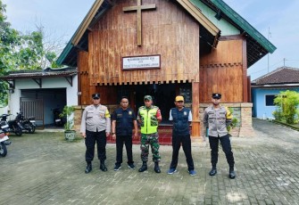 Pengamanan ibadah di gereja wilayah desa binaan 