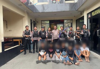 Cegah tawuran amankan 7 pemuda di Cengkareng Jakarta Barat, Rabu (1/1/25)