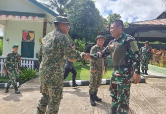 Dansatgas Yonzipur 5/ABW Letkol Czi Shobirin Setio Utomo saat menyambut kedatangan CO TDM di Makotis, Jum'at (3/1/25)