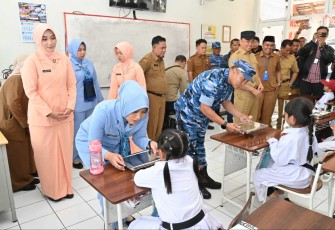 Danlanud Husein Sastranegara Kolonel Pnb Alfian saat memberikan MBG, Senin (6/1/25)