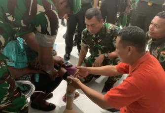 Pemberian kaki palsu baksos kemanusiaan Kodam Kasuari, Selasa (14/1)