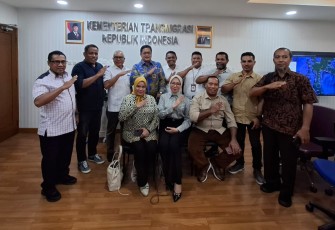 Wamentrans Viva Yoga foto bersama anggota DPRD, Kadis Transmigrasi Kota Tidore Kepulauan, di Jakarta, Rabu (15/1)