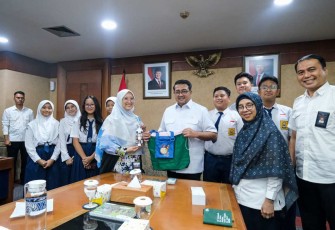 Menekraf Teuku Riefky Harsya bersama Yayasan Pembina UNJ dan pelajar Labschool di Jakarta, Senin (20/1)