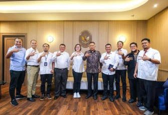 Wamenekraf Irene Umar foto bersama Wamenkop Ferry Juliantono di Jakarta, Senin (20/1)