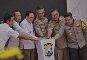 Kapolda Jatim Irjen Pol Imam Sugianto saat launching benih jagung Bhayangkara di Blitar, Selasa (21/1)