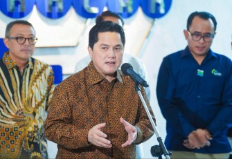 Menteri BUMN Erick Thohir saat memberikan keterangan pers di Jakarta, Rabu (22/1)