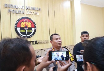 Kabid Humas Polda Jatim Kombes Dirmanto saat memberikan keterangan pers 