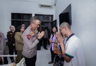 Kapolda Jatim Irjen Pol Imam Sugianto menyapa pasien di RS Bhayangkara Kediri, Selasa (4/2)