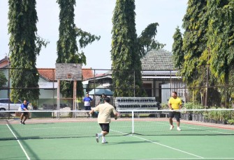 Olahraga tenis lapangan jajaran Korem 081/DSJ, Jum'at (7/2)