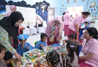 Ketua YKB Jatim Ade Imam Sugianto menyemangati anak-anak TK Kemala Bhayangkari 28 Situbondo, Jum'at (7/2)