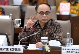 Menkop Budi Arie Setiadi memberikan pemaparan dalam raker bersama Komisi VI DPR RI di Jakarta, Rabu (12/2)
