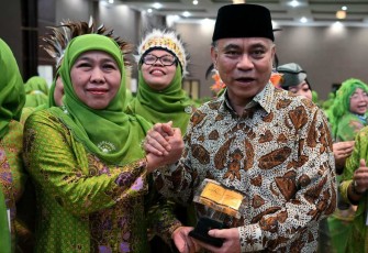 Menkop Budi Arie Setiadi bersama Ketum DPP Muslimah NU Khofifah Indar Parawansa di Surabaya, Kamis (13/2)