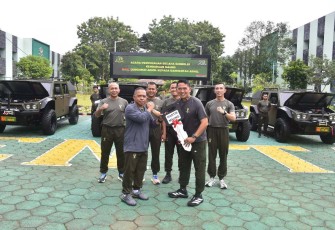 Gubernur Akmil Mayjen TNI Arnold A.P. Ritiauw saat menyerahkan secara simbolis kendaraan maung, Jum'at (14/2)