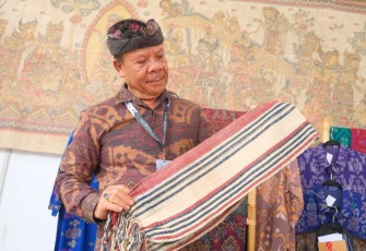 Pengrajin tenun khas Bali