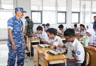 Program MBG lanud Husein Sastranegara di SMAN 9 Bandung, Senin (17/2)