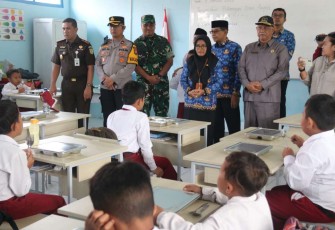 Dandim 0805/Ngawi Letkol Arh Setu Wibowo saat launching program MBG di SDN Ngawi Purba 2, Senin (17/2)