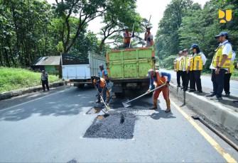 Wamen PU Diana Kusumastuti saat meninjau perbaikan jalan di jalur Pantura Barat, Selasa (18/2)7