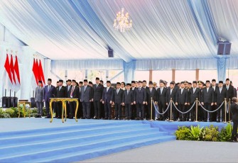 Jajaran Kabinet Merah Putih termasuk Menekraf Teuku Riefky (pojok kanan, depan) menghadiri pelantikan 961 kepala daerah di Istana Merdeka, Jakarta, Kamis (20/02/25)