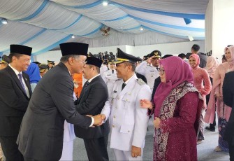 Menteri PU Dody Hanggodo memberikan ucapan selamat kepada kepala daerah usai dilantik, Kamis (20/2)