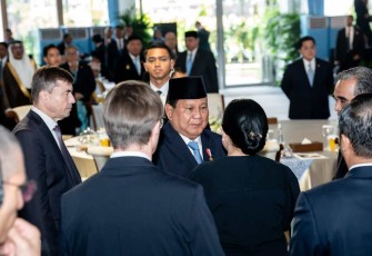 Presiden Prabowo Subianto menyalami Ketua DPR RI Puan Maharani saat peluncuran Danantara di Jakarta, Senin (24/2)