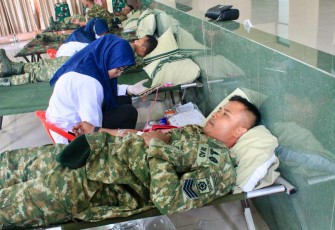 Donor darah prajurit Yonarmed 12 Kostrad, Senin (24/2)