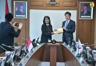 Wamen PU Diana Kusumastuti menerima cenderamata MLIT Jepang Masayoshi Hirose di Jakarta, Selasa (25/2)