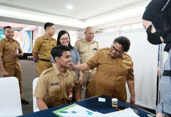 Wamendagri Ribka Haluk menyapa ASN saat pemeriksaan kesehatan 