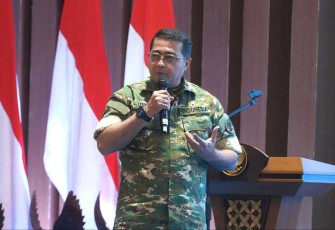 Menekraf Teuku Riefky Harsya memberikan materi dalam retret pembekalan kepala daerah di Magelang, Kamis (27/2)