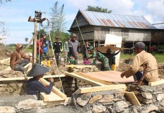 Bersama warga menyelesaikan pekerjaan sasaran fisik 