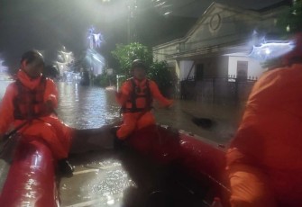 Evakuasi warga terdampak banjir di Tangerang Selatan, Selasa (4/3)