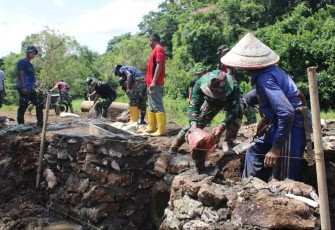 Pembuatan talud bersama masyarakat 