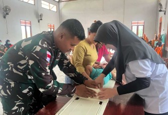 Posyandu balita bersama personel kesehatan satgas Yonzipur 5/ABW