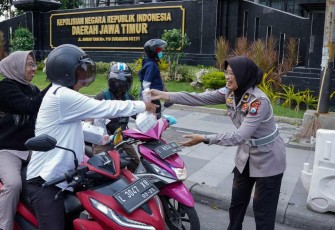 Berbagi takjil pengendara motor 