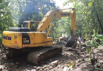 Pengerjaan pembukaan jalan desa Siawung