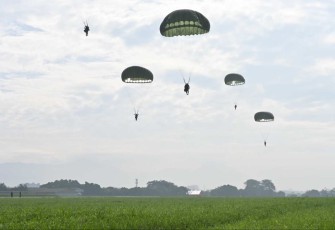 Prajurit Kopasgat jajaran Wingdik 800/Pasgat latihan airborne di Lanud Husein Sastranegara, Kamis (13/3)