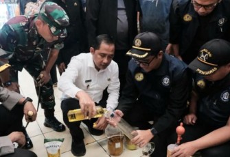 Wakil Walikota Depok Chandra Rahmansyah saat menguji takaran MinyaKita di pasar Sukatani Depok, Kamis (13/3)