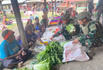 Personel pos Sinak, satgas yonif 700 Wyc borong hasil tani mama Papua, Jum'at (14/3)