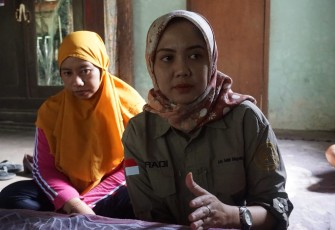 Kuasa Hukum Pihak Korban, Galuh Septian, S.H., M.H. Saat Menemui Pihak Korban di Kediaman Korban. (Foto : ist.)