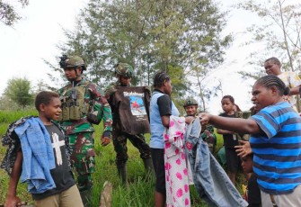 Aksi sosial satgas Yonif 700/Wyc bagikan pakaian