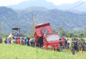 Dump truk angkut material TMMD Kodim Parepare 