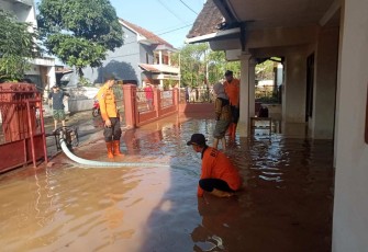 Tim gabungan melakukan penyedotan air dengan pompa di wilayah yang terdampak banjir, di Kab Tasikmalaya, Jawa Barat