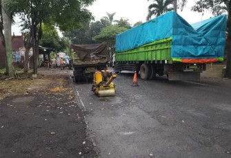 Perbaikan jalan di wilayah Jawa Timur 