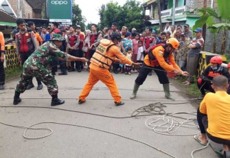 Pencarian korban terseret arus banjir