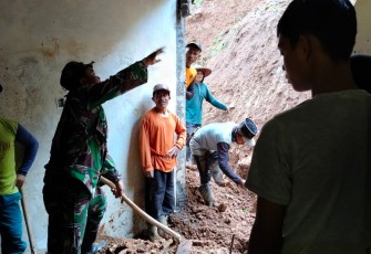 Bantu evakuasi material longsor di rumah warga desa binaan 